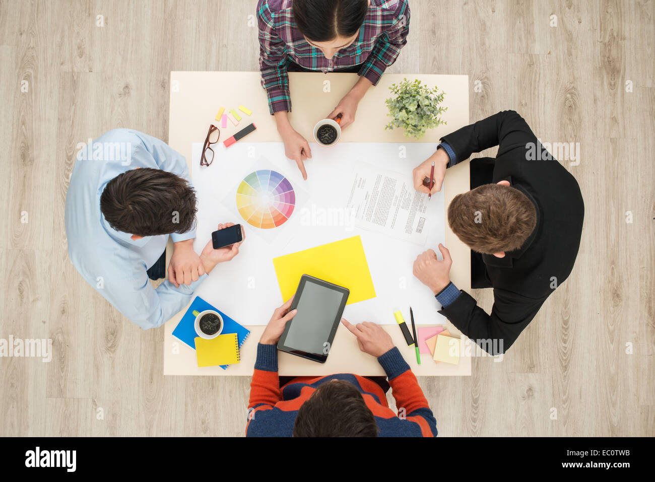 Vista superiore della tavola rotonda con gruppo di occupato le persone creative che lavorano sul progetto. Sturt up concept Foto Stock