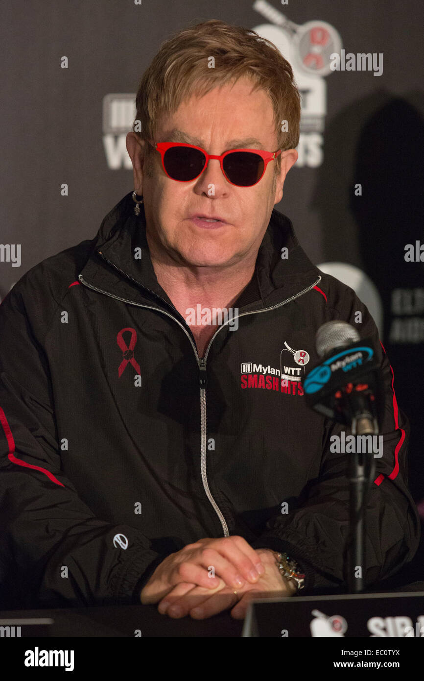 Londra, Regno Unito. 7 dicembre 2014. Nella foto: rock star Sir Elton John e leader del team Elton. Conferenza stampa guidato da Billie Jean King e Sir Elton John davanti a le partite di tennis del ventiduesimo Mylan World Team Tennis Smash Hits presso la Royal Albert Hall di Londra. I partecipanti agli eventi includono Andy Roddick, Tim Henman, Kim Clijsters, Sabine LISICKI, John McEnroe, Jamie Murray, Heather Watson e Martina Hingis. La manifestazione raccoglie fondi per la Elton John Aids Foundation (EJAF). La manifestazione si svolge durante la Statoil Masters di tennis. Credito: Nick Savage/Alamy Live News Foto Stock