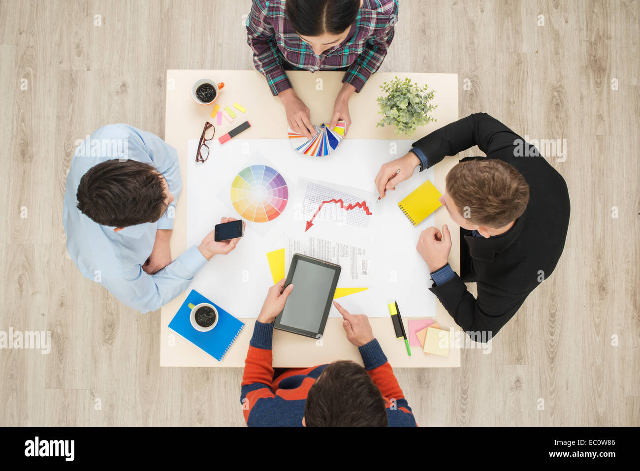 Vista superiore della tabella con gruppo di occupato le persone creative che lavorano sul progetto. Sturt up concept Foto Stock