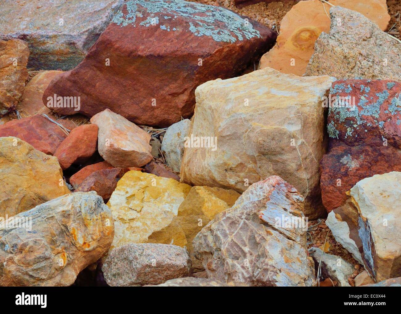 Una pila di rocce di montagna per lo sfondo o copia di spazio. Foto Stock