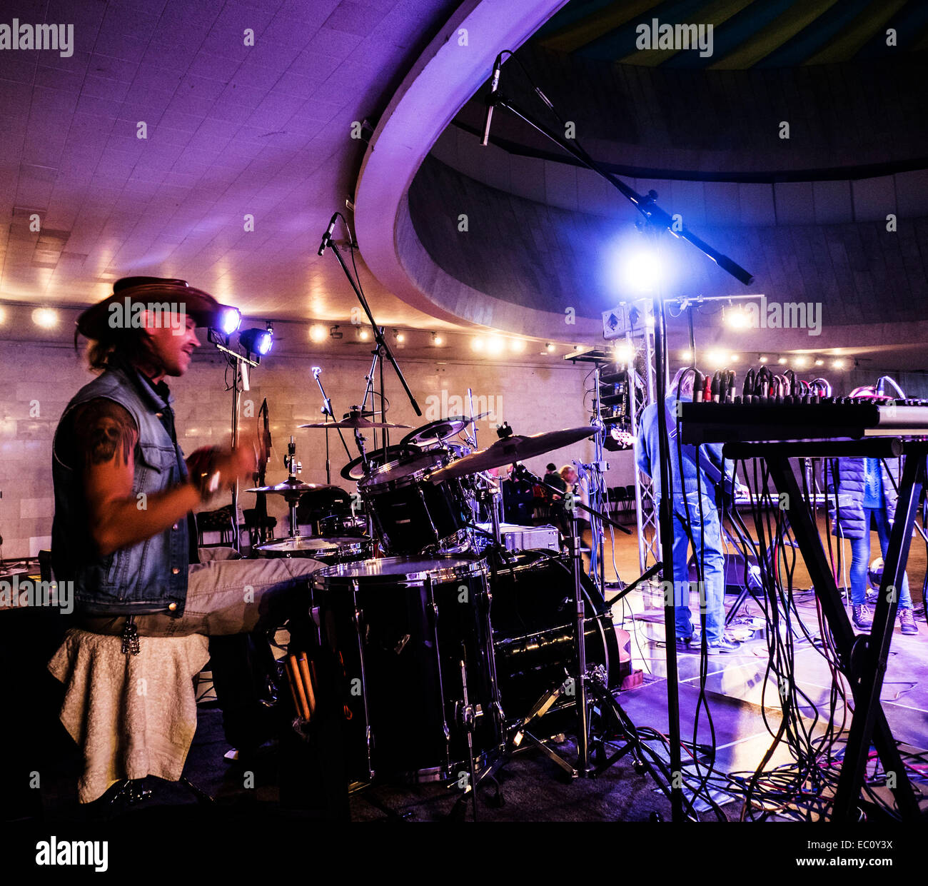 Kiev, Ucraina. Il 7 dicembre, 2014. Noto gruppo ucraino "Fata Morgana" ripassando prima del concerto. - Concerto di beneficenza in memoria di John Lennon's "Date una possibilità alla pace" si è svolto a Domenica, 7 dicembre 2014, Kiev, Ucraina. I musicisti sono la raccolta di fondi per aiutare i profughi e i soldati combattono in Ucraina orientale. Credito: Igor Golovnov/Alamy Live News Foto Stock