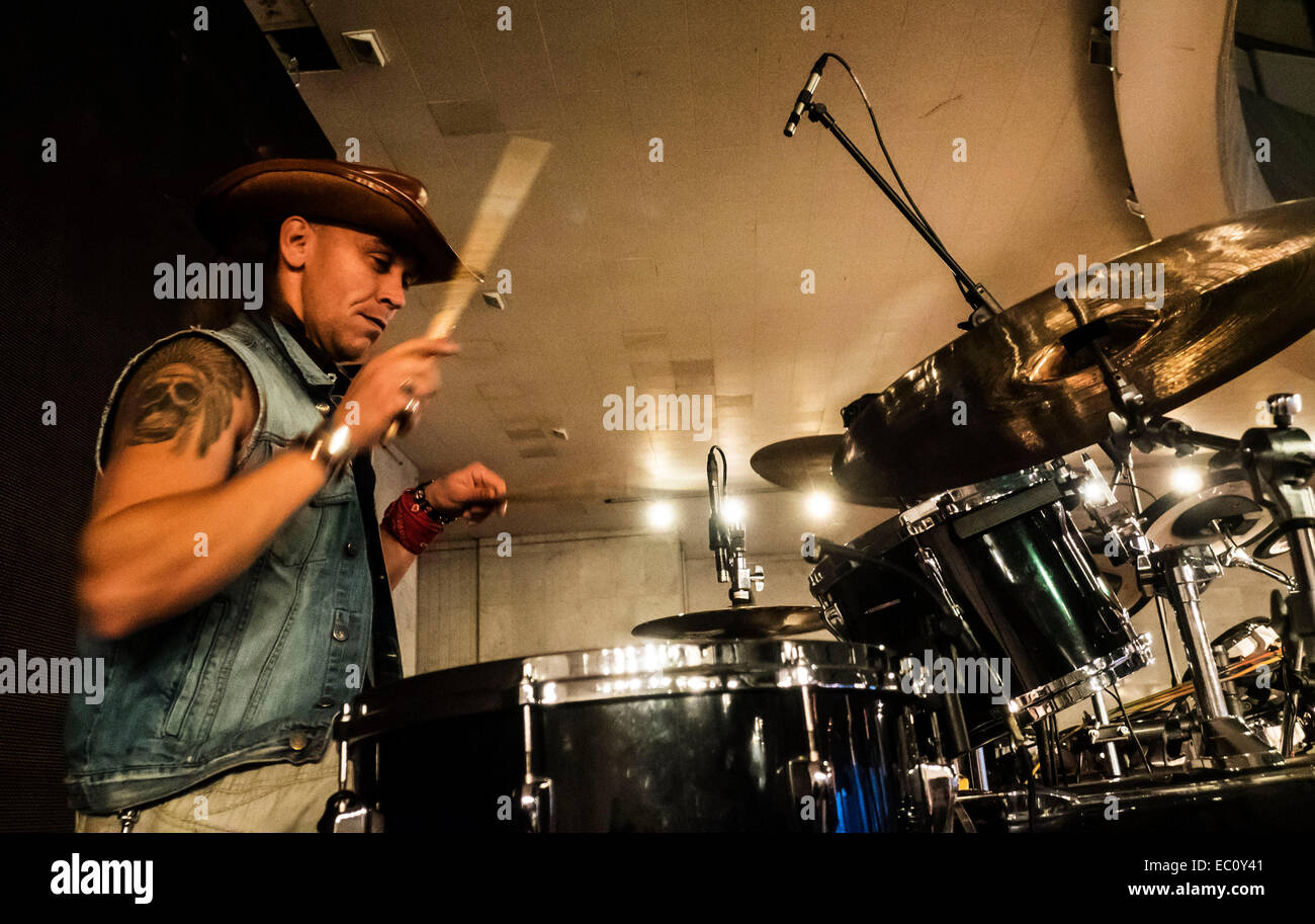 Kiev, Ucraina. Il 7 dicembre, 2014. Noto gruppo ucraino "Fata Morgana" ripassando prima del concerto. - Concerto di beneficenza in memoria di John Lennon's "Date una possibilità alla pace" si è svolto a Domenica, 7 dicembre 2014, Kiev, Ucraina. I musicisti sono la raccolta di fondi per aiutare i profughi e i soldati combattono in Ucraina orientale. Credito: Igor Golovnov/Alamy Live News Foto Stock