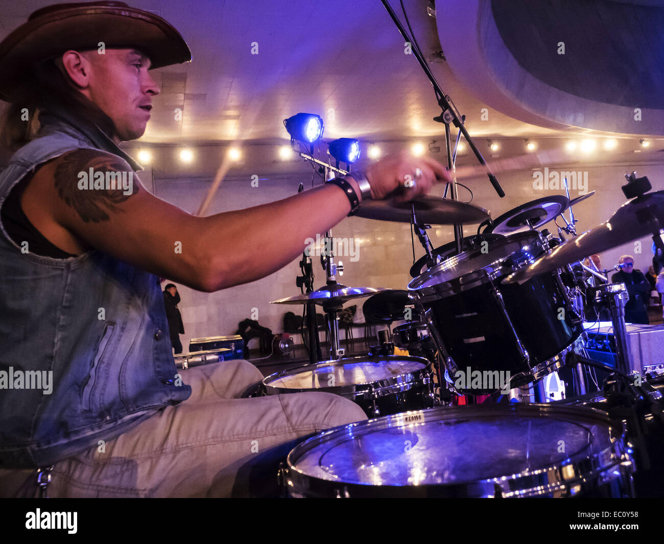 7 dicembre, 2014 - noto gruppo di Ucraini ''Fata Morgana'' ripassando prima del concerto. - Concerto di beneficenza in memoria di John Lennon's ''Date una possibilità alla pace" si è tenuto a Domenica, 7 dicembre 2014, Kiev, Ucraina. I musicisti sono la raccolta di fondi per aiutare i profughi e i soldati combattono in Ucraina orientale. © Igor Golovniov/ZUMA filo/Alamy Live News Foto Stock