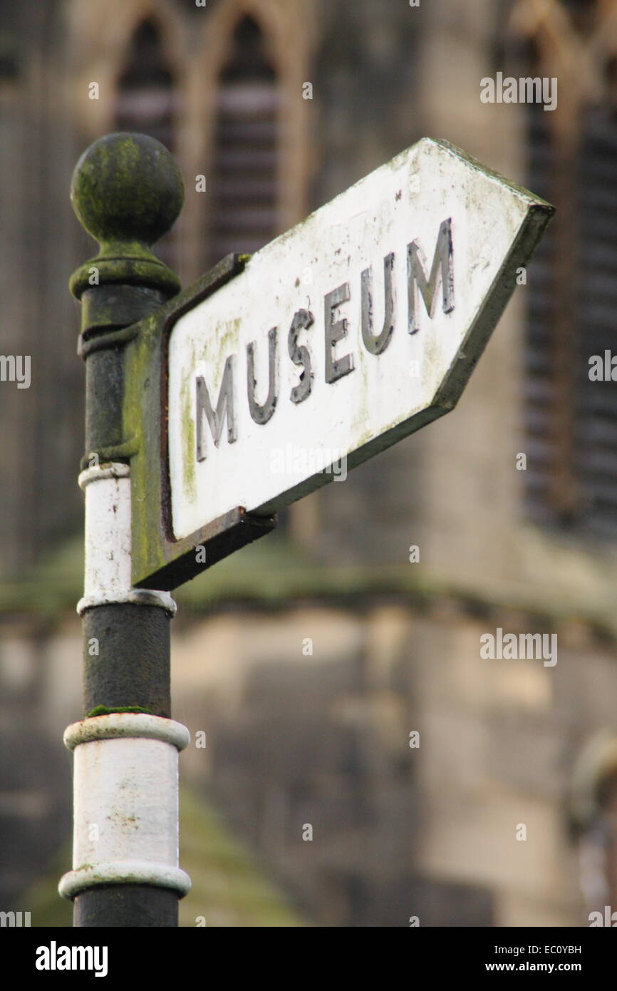 Nero e bianco metallo 'Museum' segno di direzione, England, Regno Unito Foto Stock