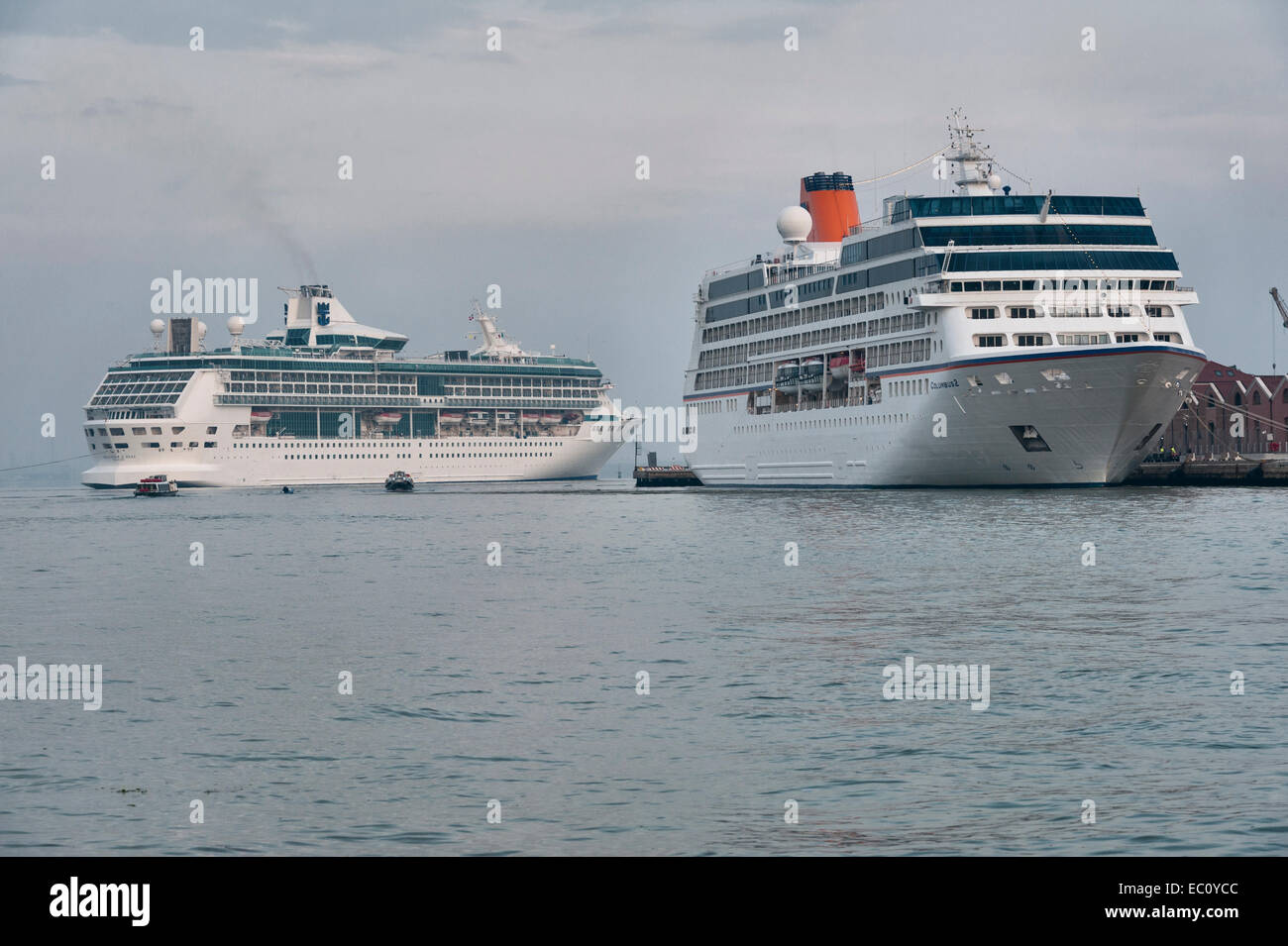 Venezia, Italia. Le enormi navi da crociera "Columbus 2" e "Splendour of the Seas" entrano nel porto di Venezia la mattina presto Foto Stock