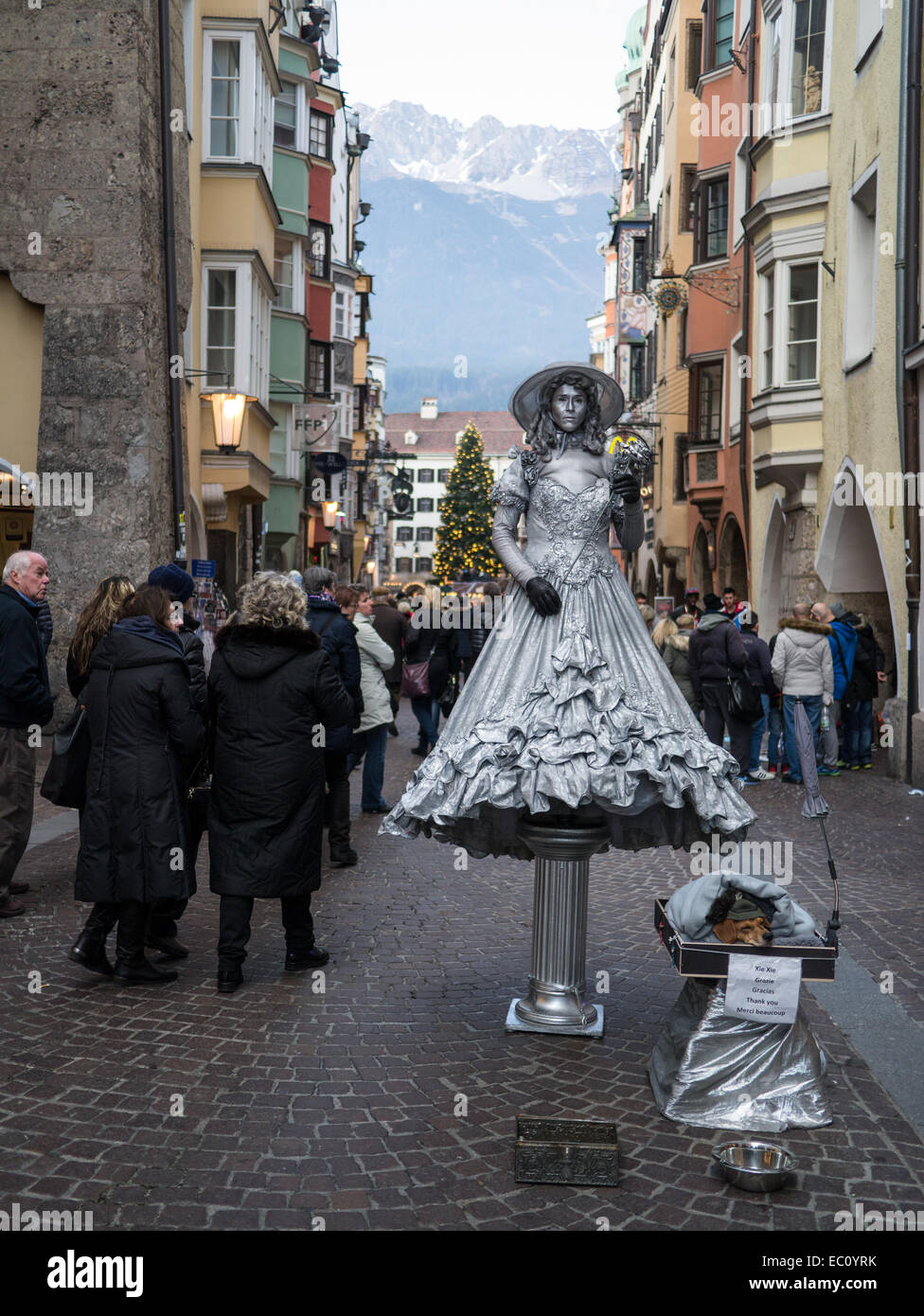 Una statua umana sta con un cane in Innsbruck Altstadt (Città Vecchia) Foto Stock