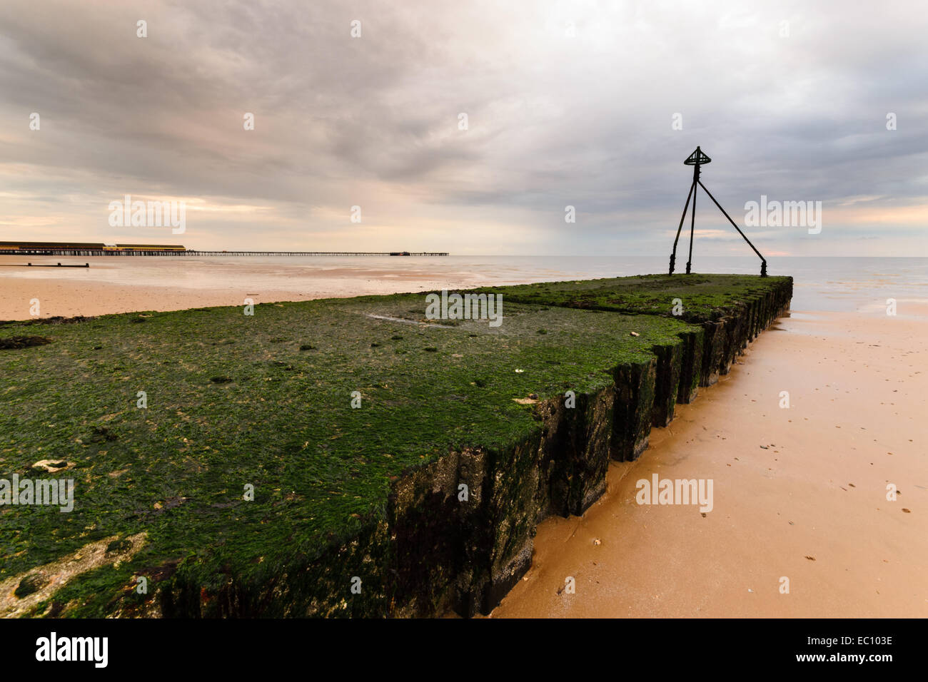 La mattina presto sorgere del sole sulla spiaggia con la bassa marea raffigurante un meraviglioso paesaggio marino all'alba Foto Stock