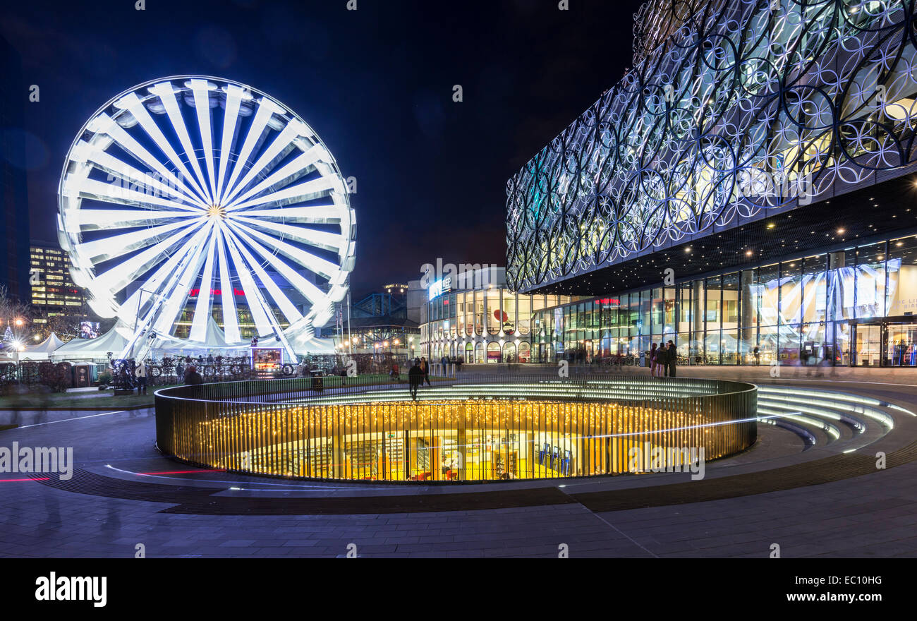 La biblioteca di Birmingham in Centenary Square, Birmingham, Inghilterra, e la ruota panoramica. Foto Stock