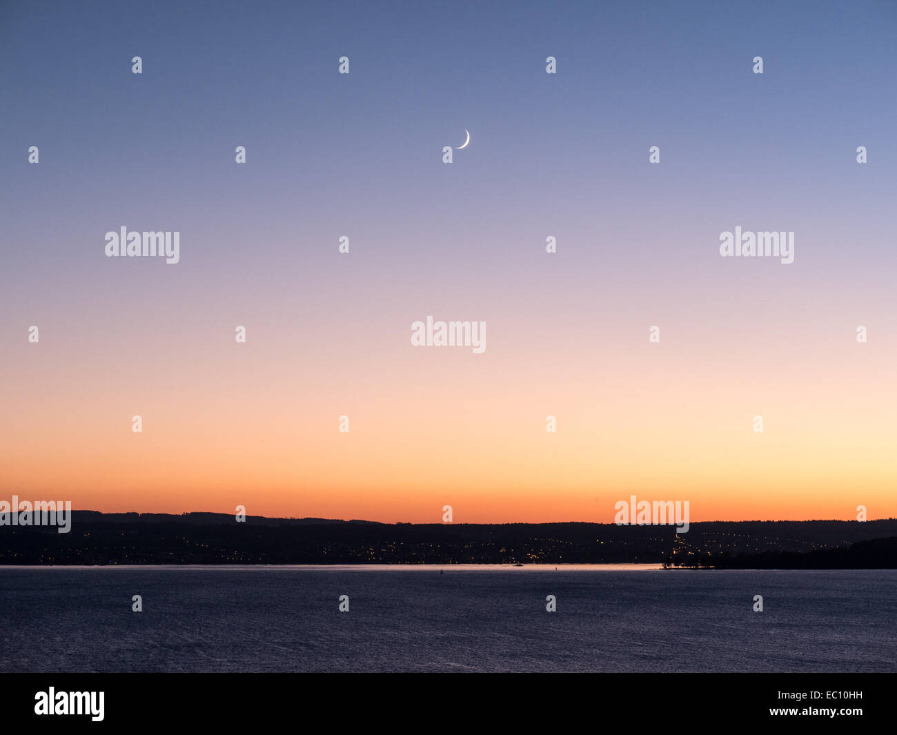 Mezzaluna sopra il lago di Costanza al tramonto Meersburg Baden-Württemberg, Germania Foto Stock