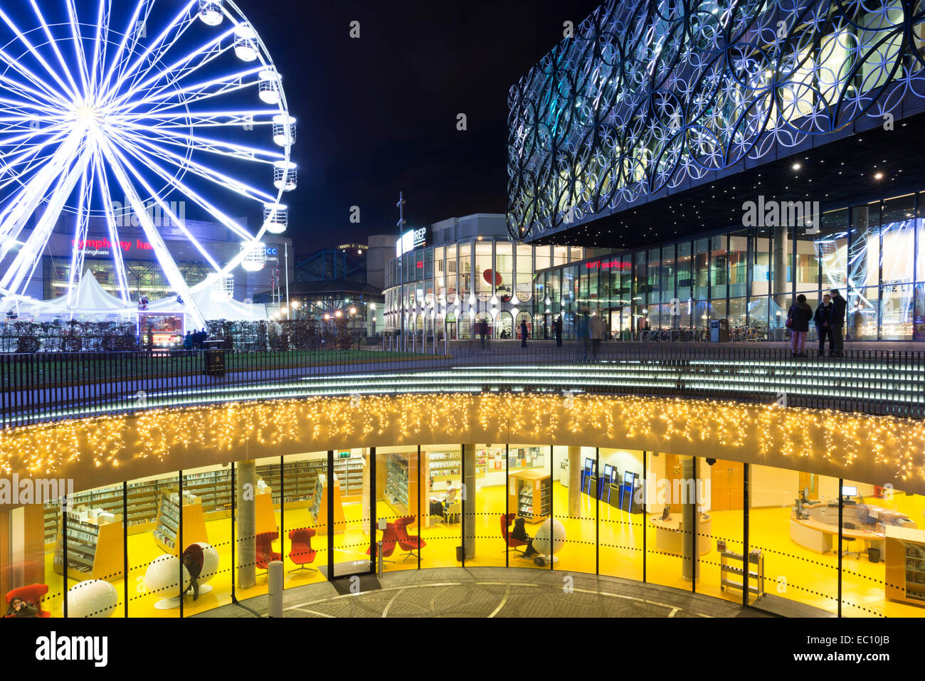 La biblioteca di Birmingham in Centenary Square, Birmingham, Inghilterra, e la ruota panoramica. Foto Stock