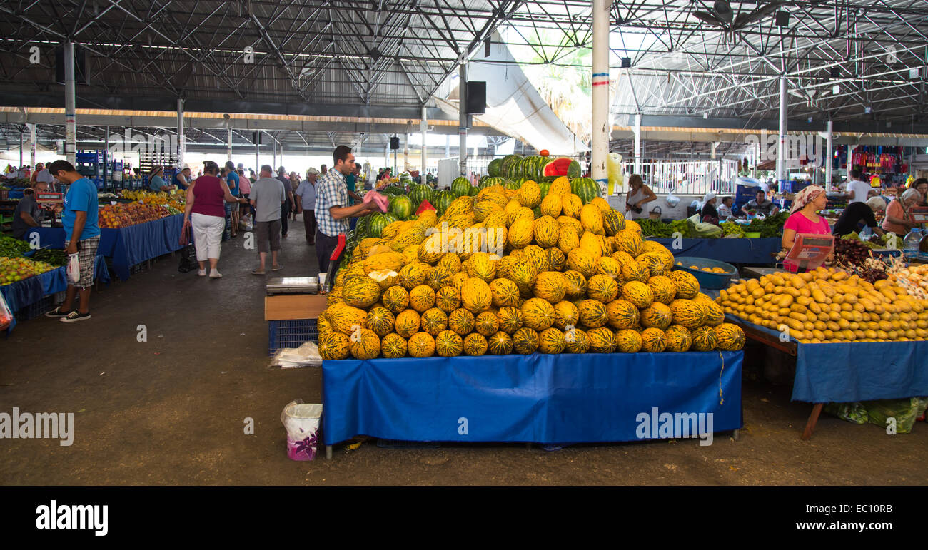 BODRUM, MUGLA, TURCHIA - Luglio 25, 2014: Persone a Bodrum Bodrum mercato. Il mercato è aperto ogni giorno con frutta e verdura fresche Foto Stock