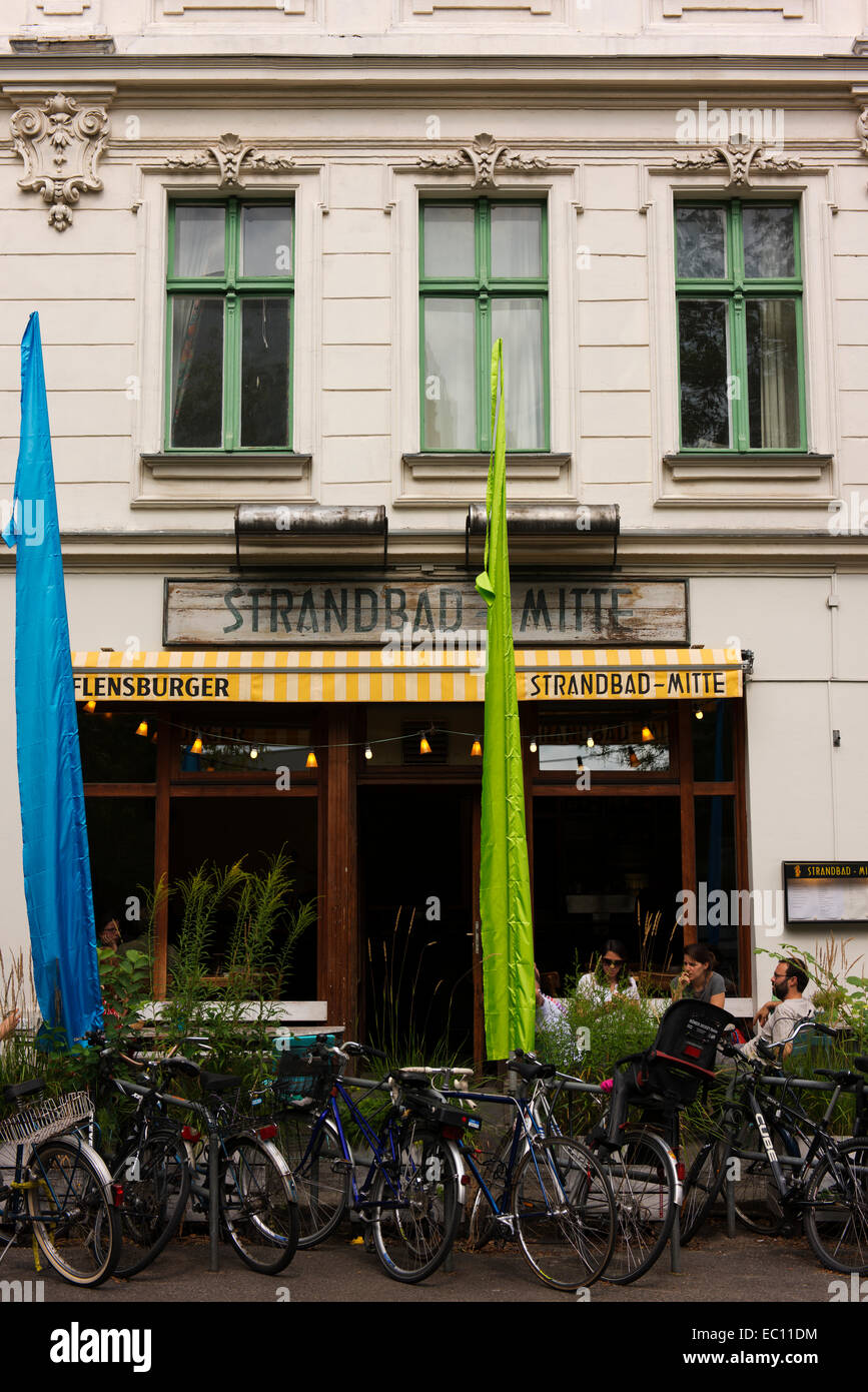Le biciclette parcheggiate fuori Strandbad Mitte. Foto Stock
