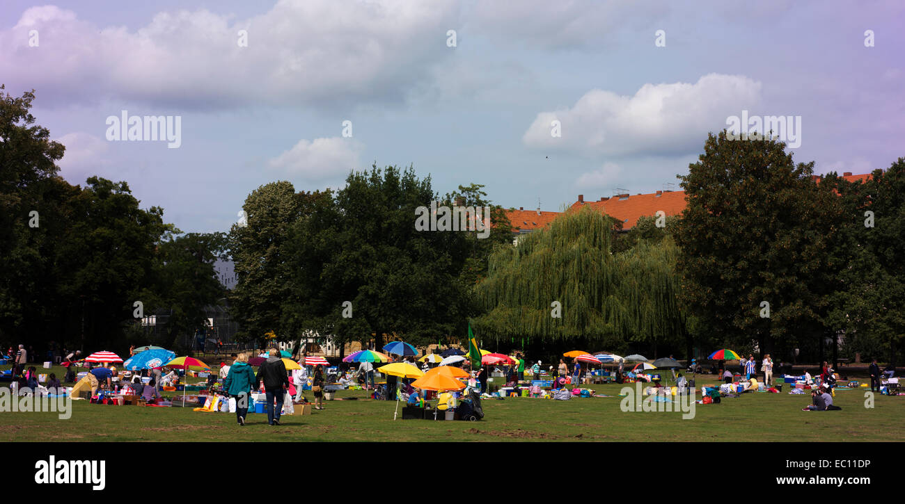 Mercato domenicale gestito da Berlino comunità tailandese con cibo tailandese e altri articoli per la vendita. Foto Stock