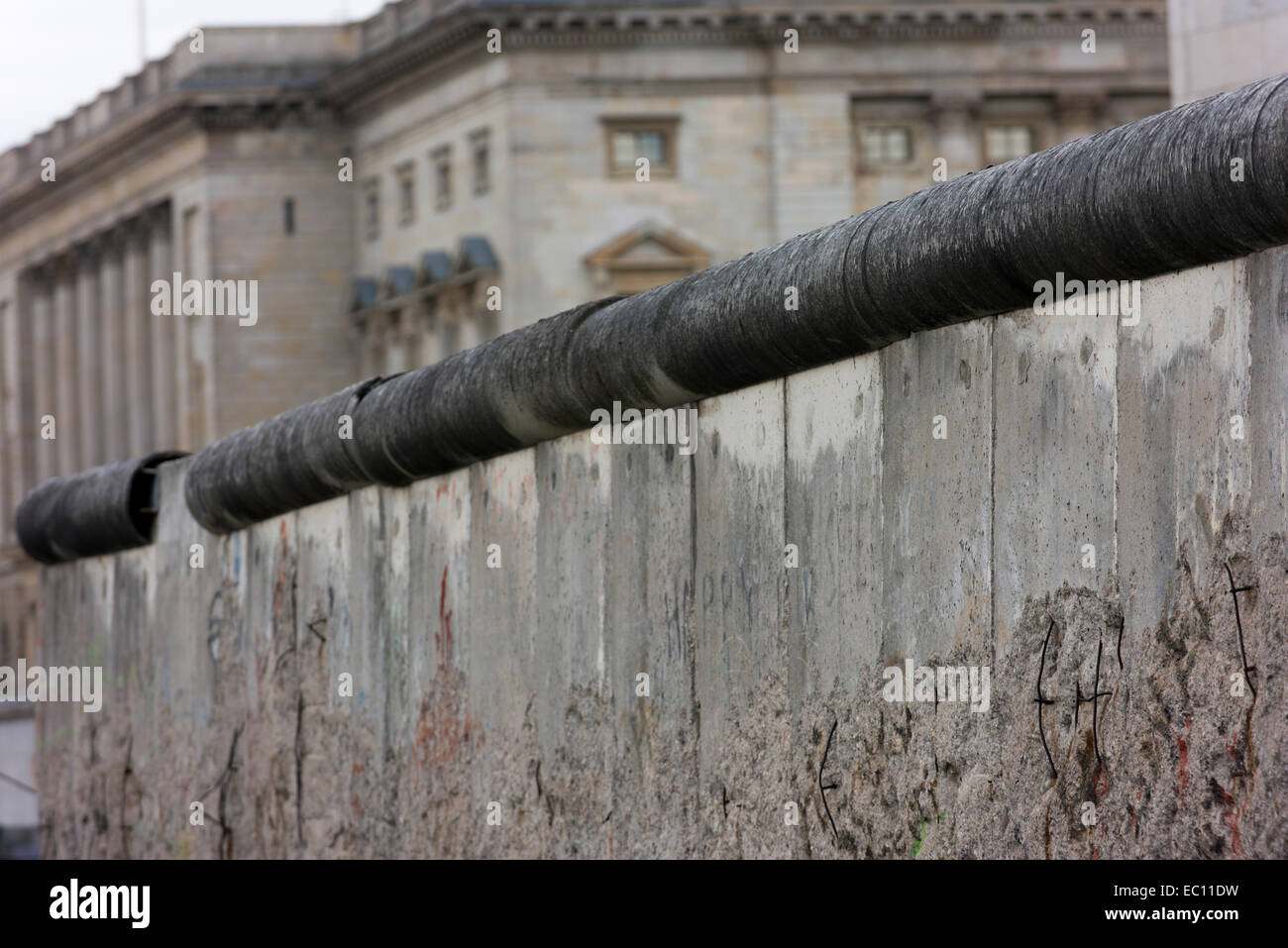Parte del Muro di berlino accanto alla topografia del terrore museo. Foto Stock