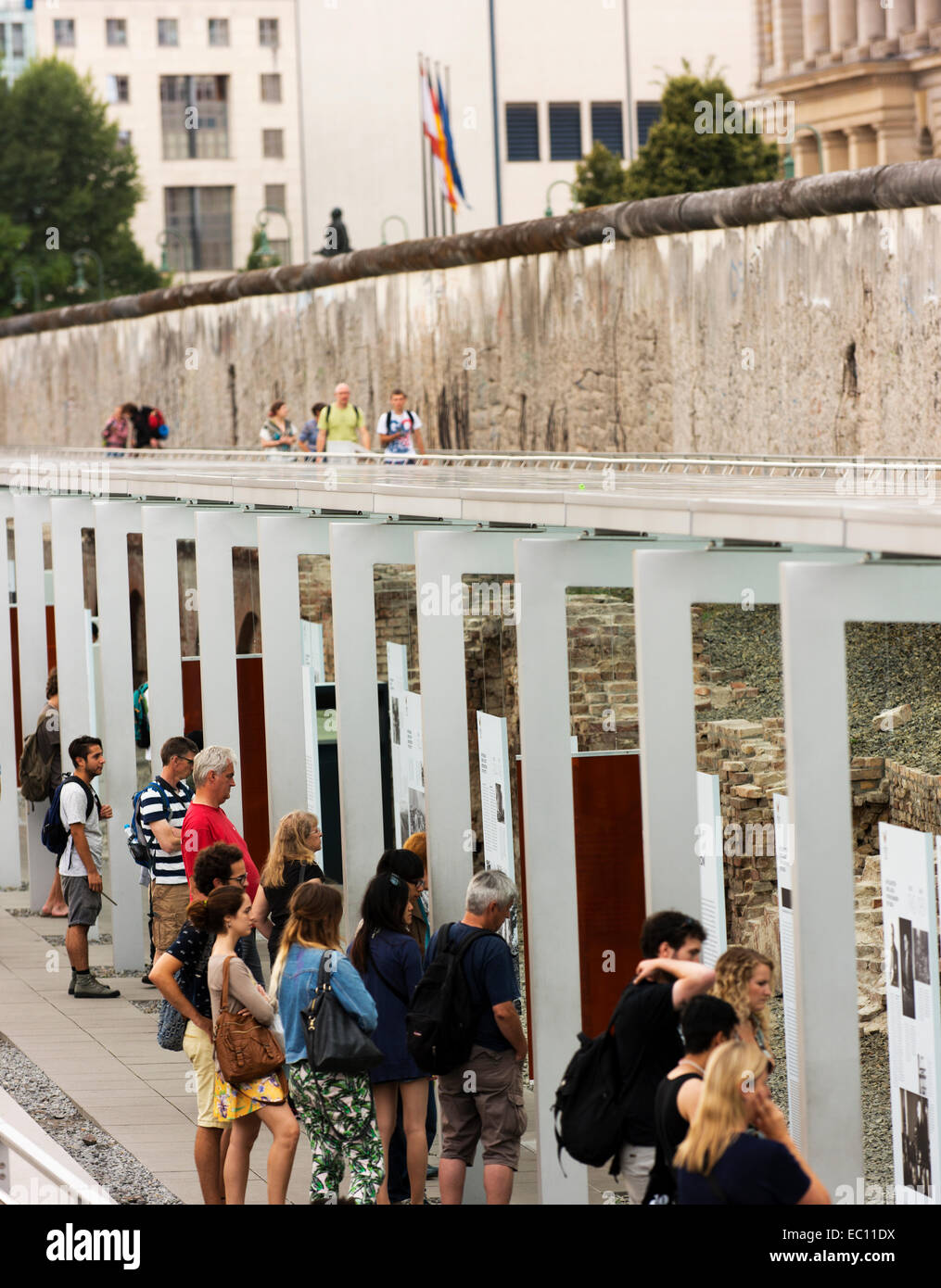 I visitatori di leggere le informazioni disponibili a Berlino la topografia del terrore museo. Foto Stock