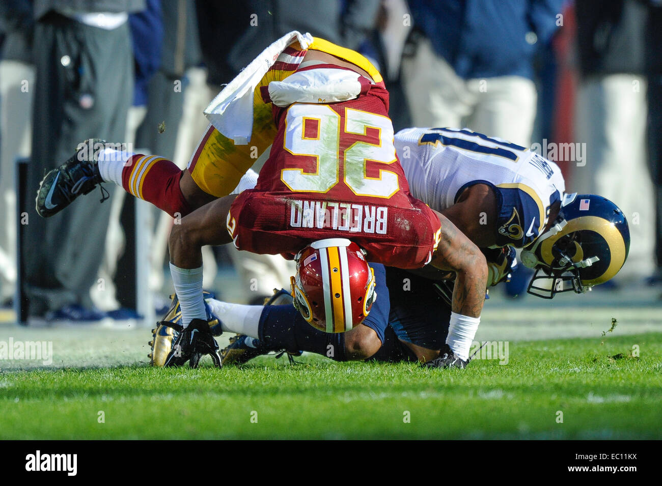 Landover, Maryland, Stati Uniti d'America. 07 dic 2014. Washington Redskins cornerback Bashaud Breeland (26) stranamente affronta San Louis Rams wide receiver Kenny Britt (81) durante il match tra il San Louis Rams e Washington Redskins a FedEx in campo Landover, MD. Credito: Cal Sport Media/Alamy Live News Foto Stock