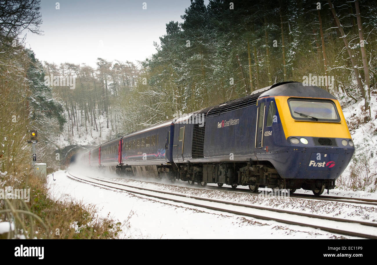 Un primo grande Western servizio del treno per Hereford fruste fino la neve come esce dal tunnel Mickleton, Gloucestershire Foto Stock