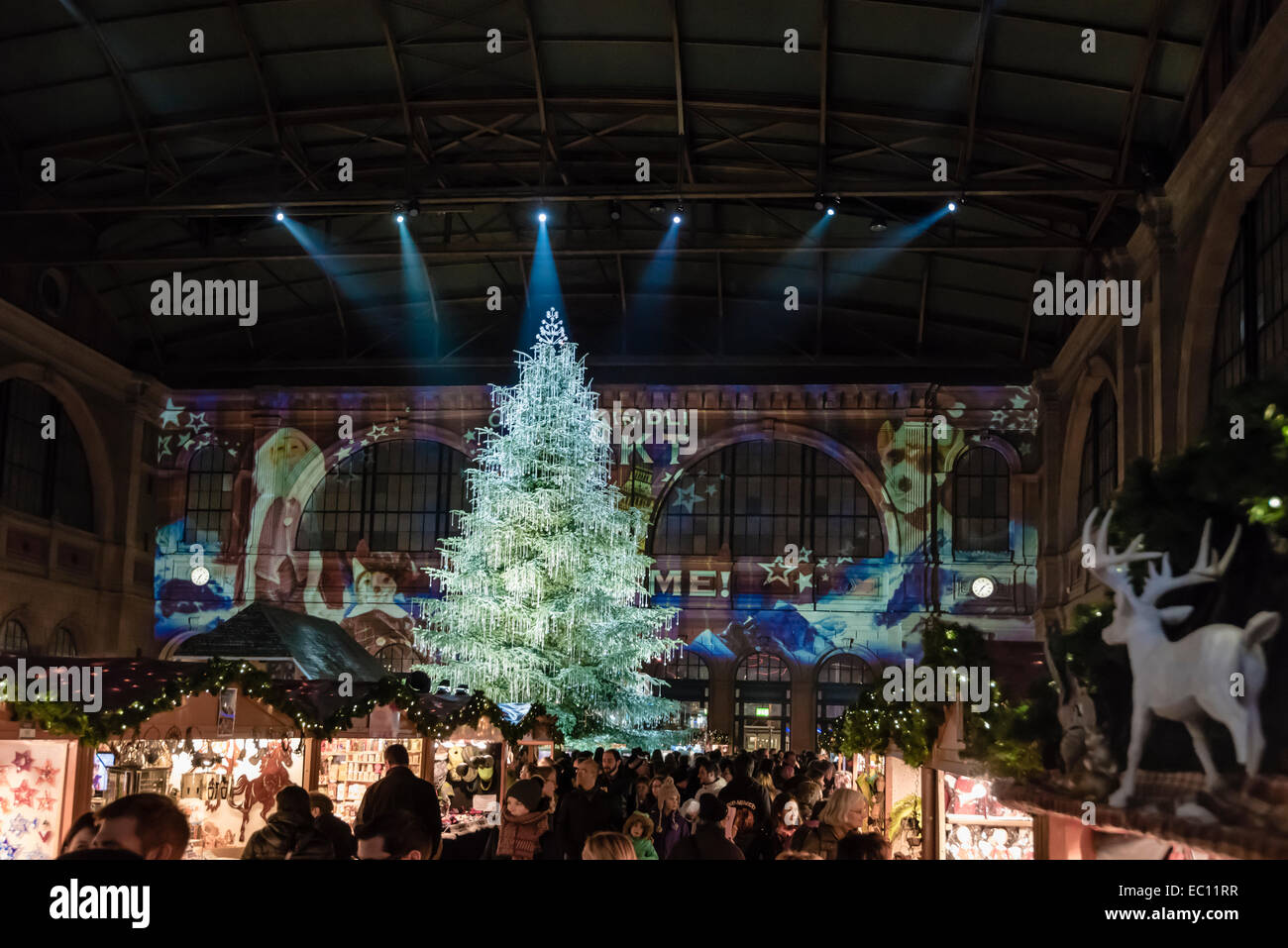 Un gigantesco albero di Natale, drappeggiati con Swarovski gioielli,  attrazione principale di Zurigo mercatino di Natale dentro la stazione  principale di Zurigo Foto stock - Alamy