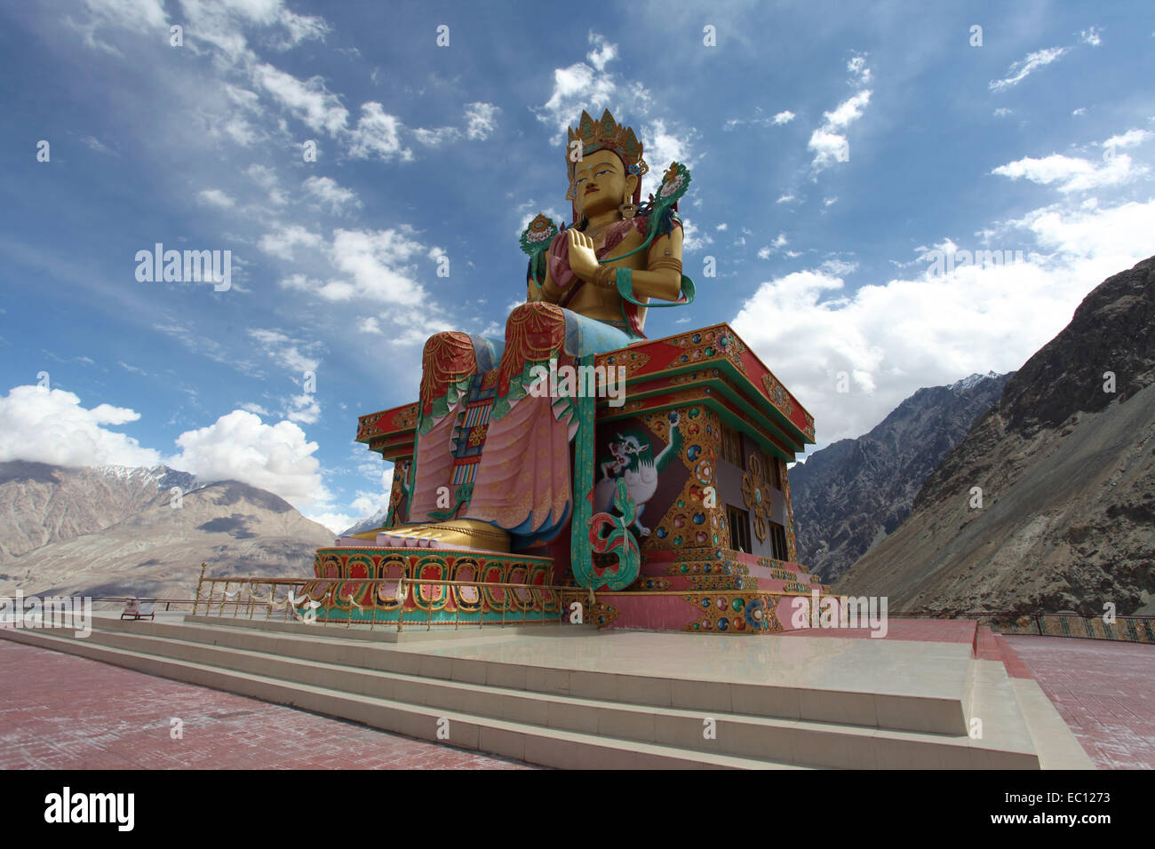 Maitreya Buddha sotto Diskit monastero nella Valle di Nubra regione del Ladakh che è stato costruito per affrontare il Pakistan Foto Stock