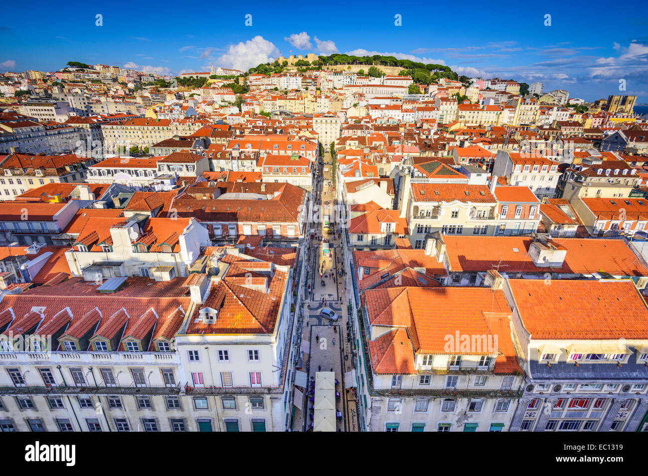 Lisbona, Portogallo skyline della città su Santa Justa Rua. Foto Stock
