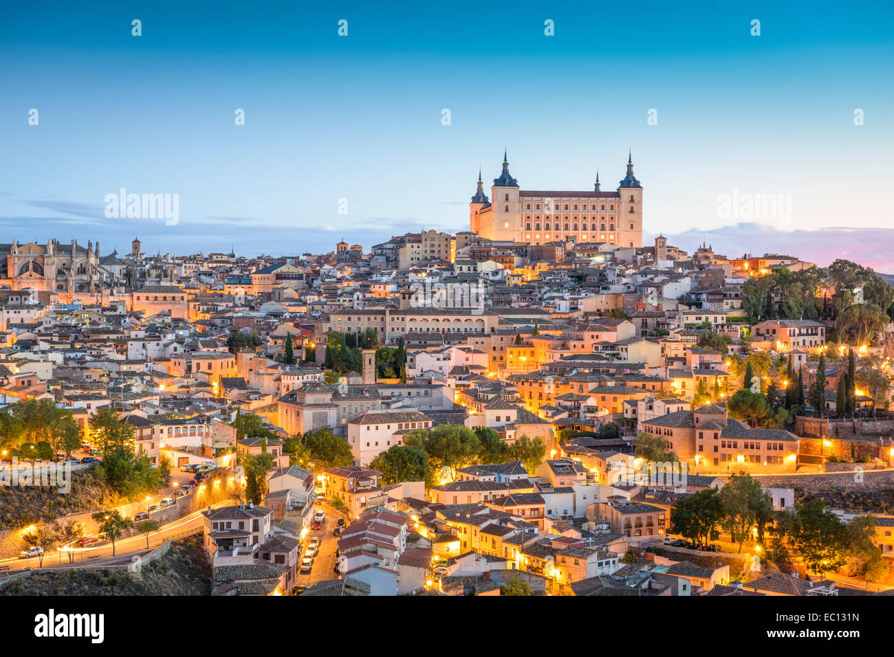 Toledo, Spagna lo skyline della città all'Alcazar e all'alba. Foto Stock