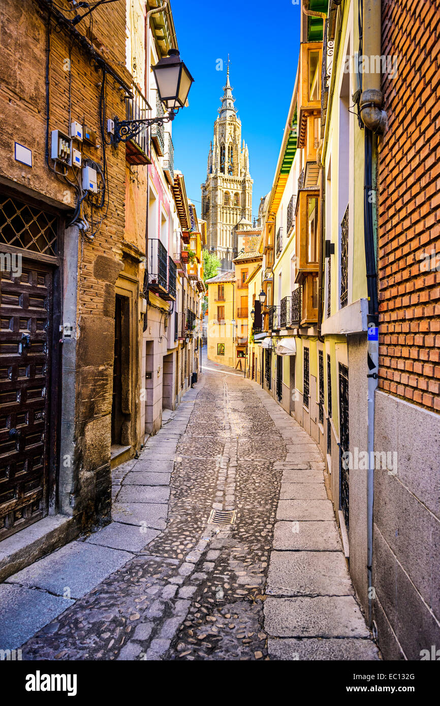 Toledo, Spagna vicolo verso la Cattedrale di Toledo. Foto Stock