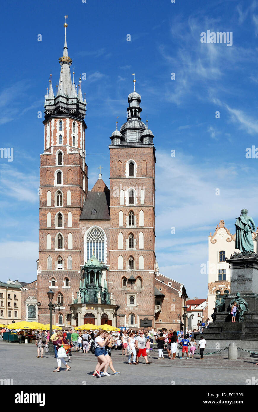 La Chiesa di Santa Maria in piazza principale del mercato nella città vecchia di Cracovia in Polonia. Foto Stock