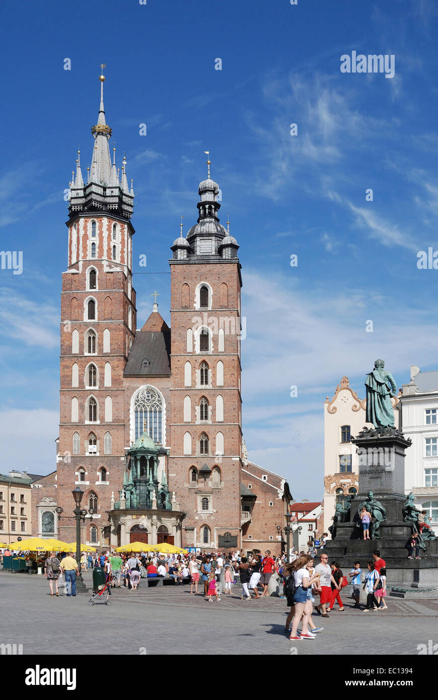La Chiesa di Santa Maria in piazza principale del mercato nella città vecchia di Cracovia in Polonia. Foto Stock