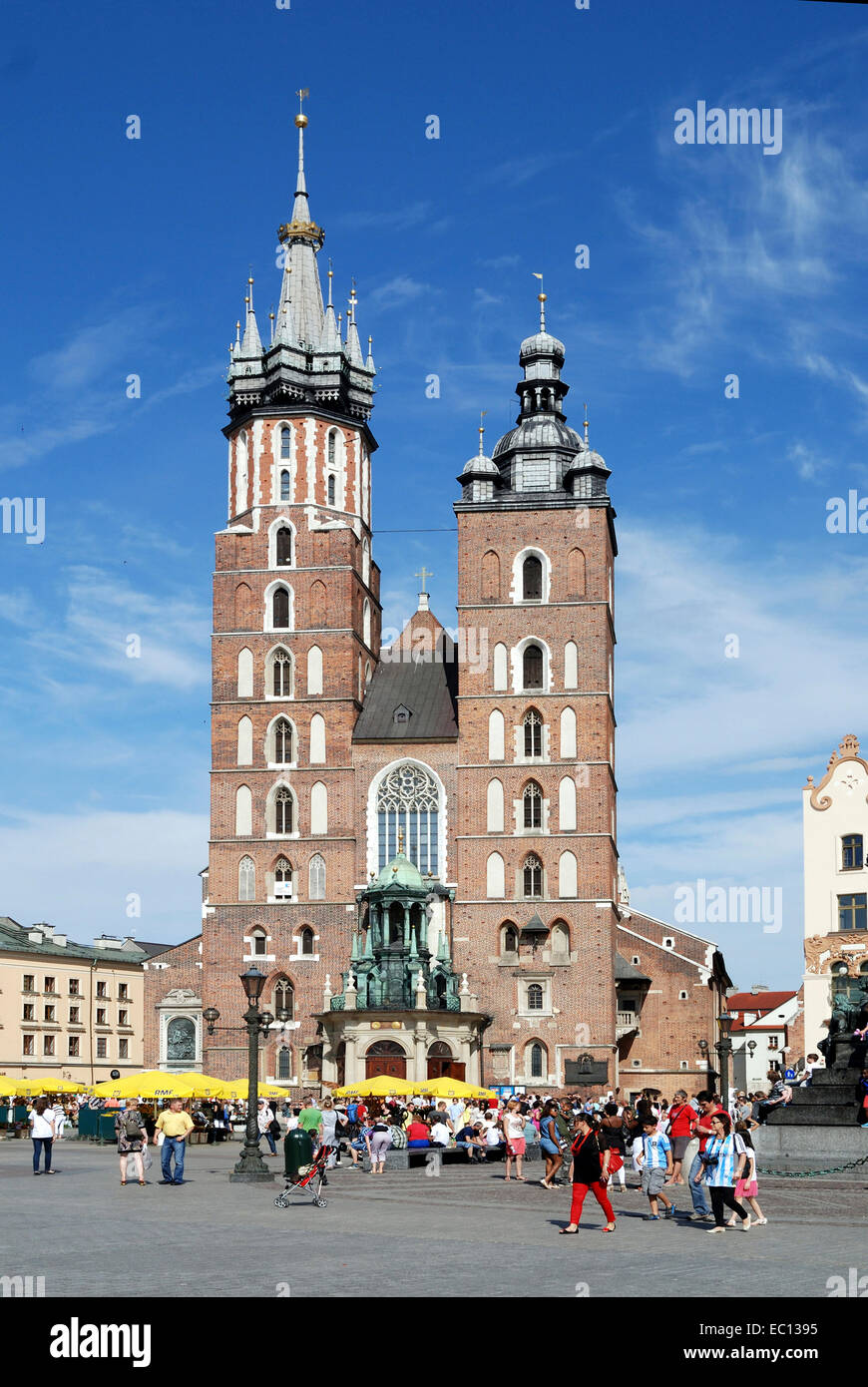 La Chiesa di Santa Maria in piazza principale del mercato nella città vecchia di Cracovia in Polonia. Foto Stock