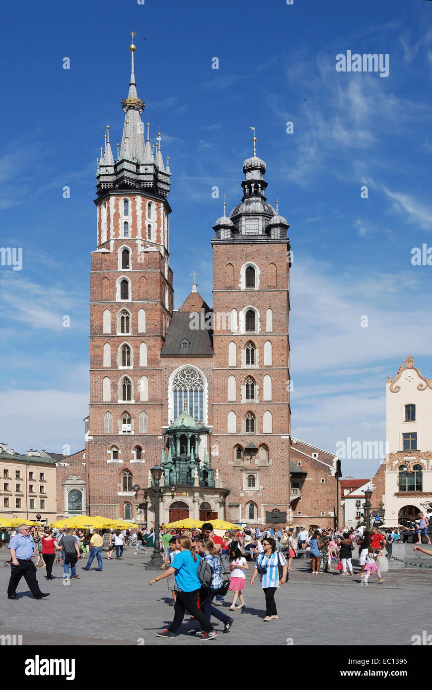 La Chiesa di Santa Maria in piazza principale del mercato nella città vecchia di Cracovia in Polonia. Foto Stock
