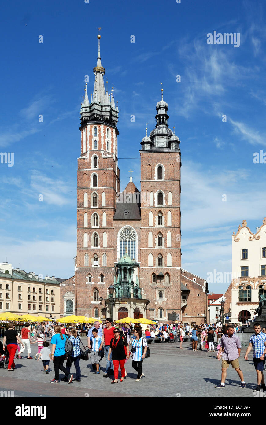 La Chiesa di Santa Maria in piazza principale del mercato nella città vecchia di Cracovia in Polonia. Foto Stock