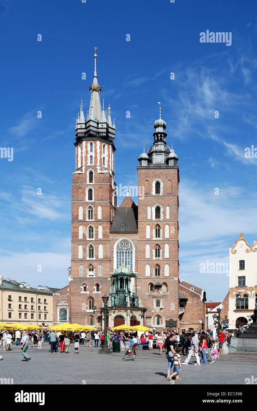 La Chiesa di Santa Maria in piazza principale del mercato nella città vecchia di Cracovia in Polonia. Foto Stock