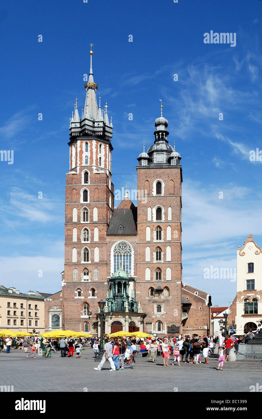 La Chiesa di Santa Maria in piazza principale del mercato nella città vecchia di Cracovia in Polonia. Foto Stock