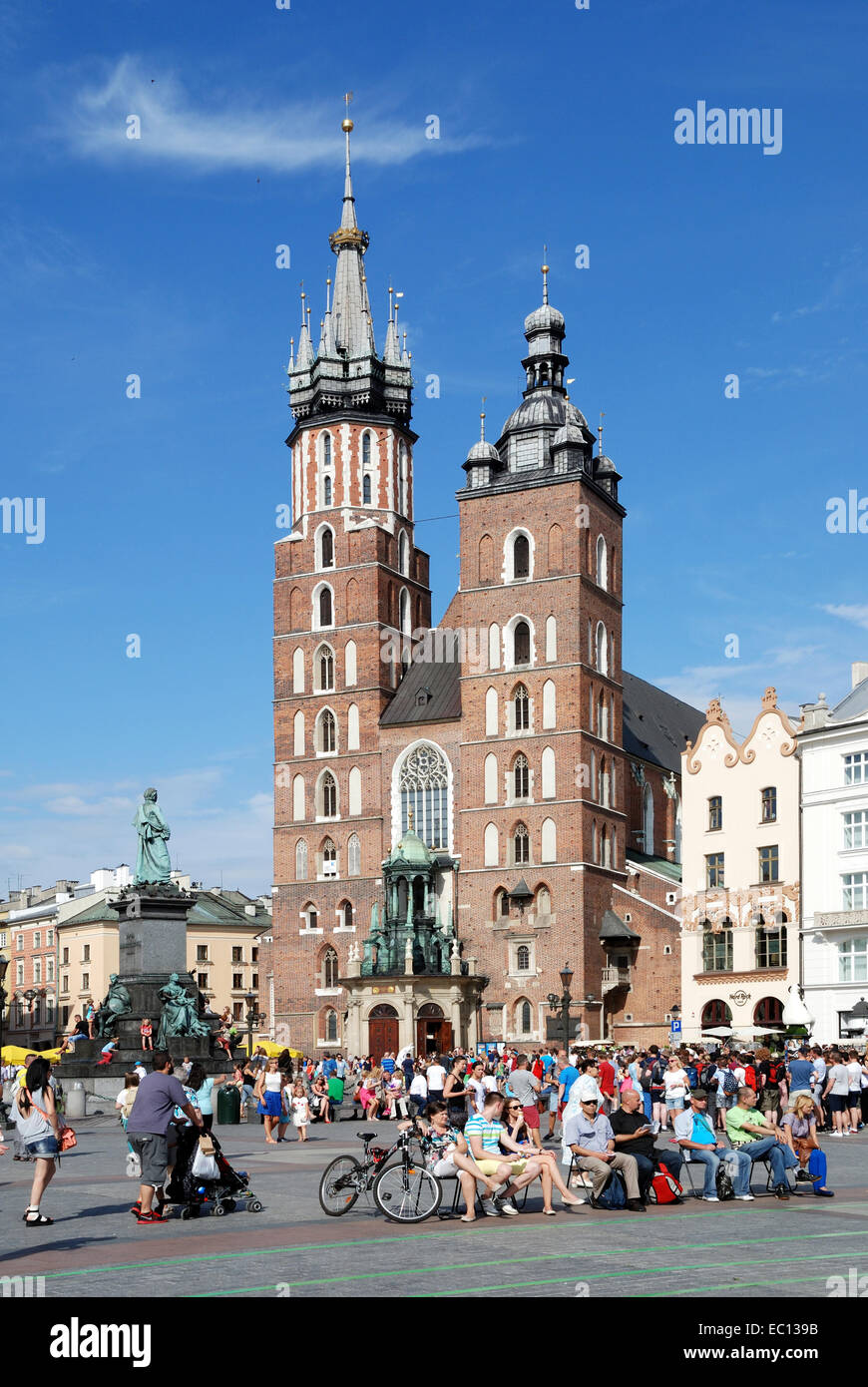 La Chiesa di Santa Maria in piazza principale del mercato nella città vecchia di Cracovia in Polonia. Foto Stock