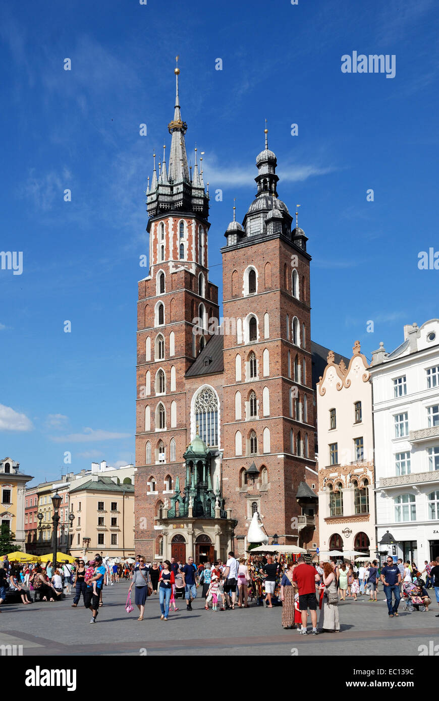 La Chiesa di Santa Maria in piazza principale del mercato nella città vecchia di Cracovia in Polonia. Foto Stock