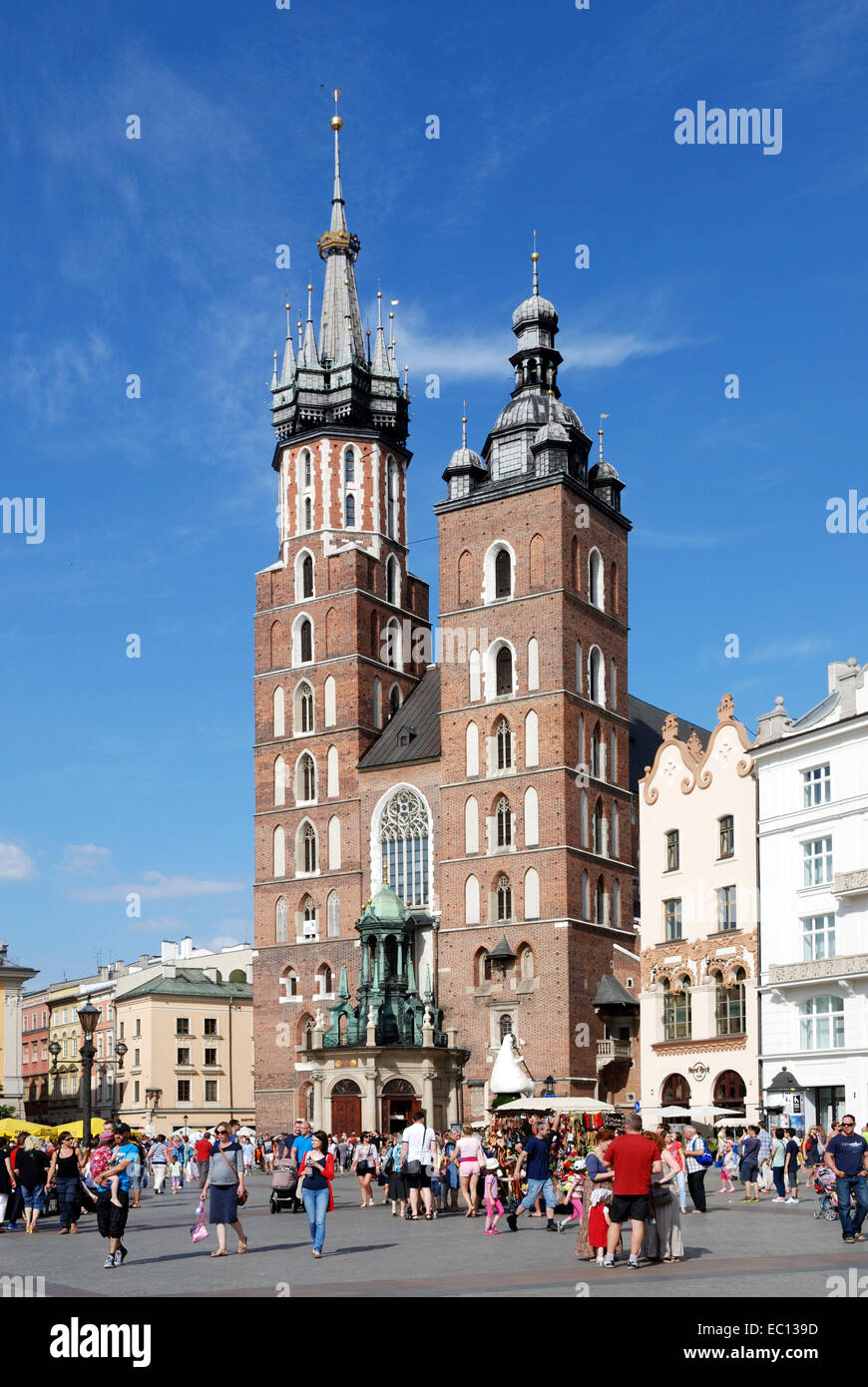 La Chiesa di Santa Maria in piazza principale del mercato nella città vecchia di Cracovia in Polonia. Foto Stock