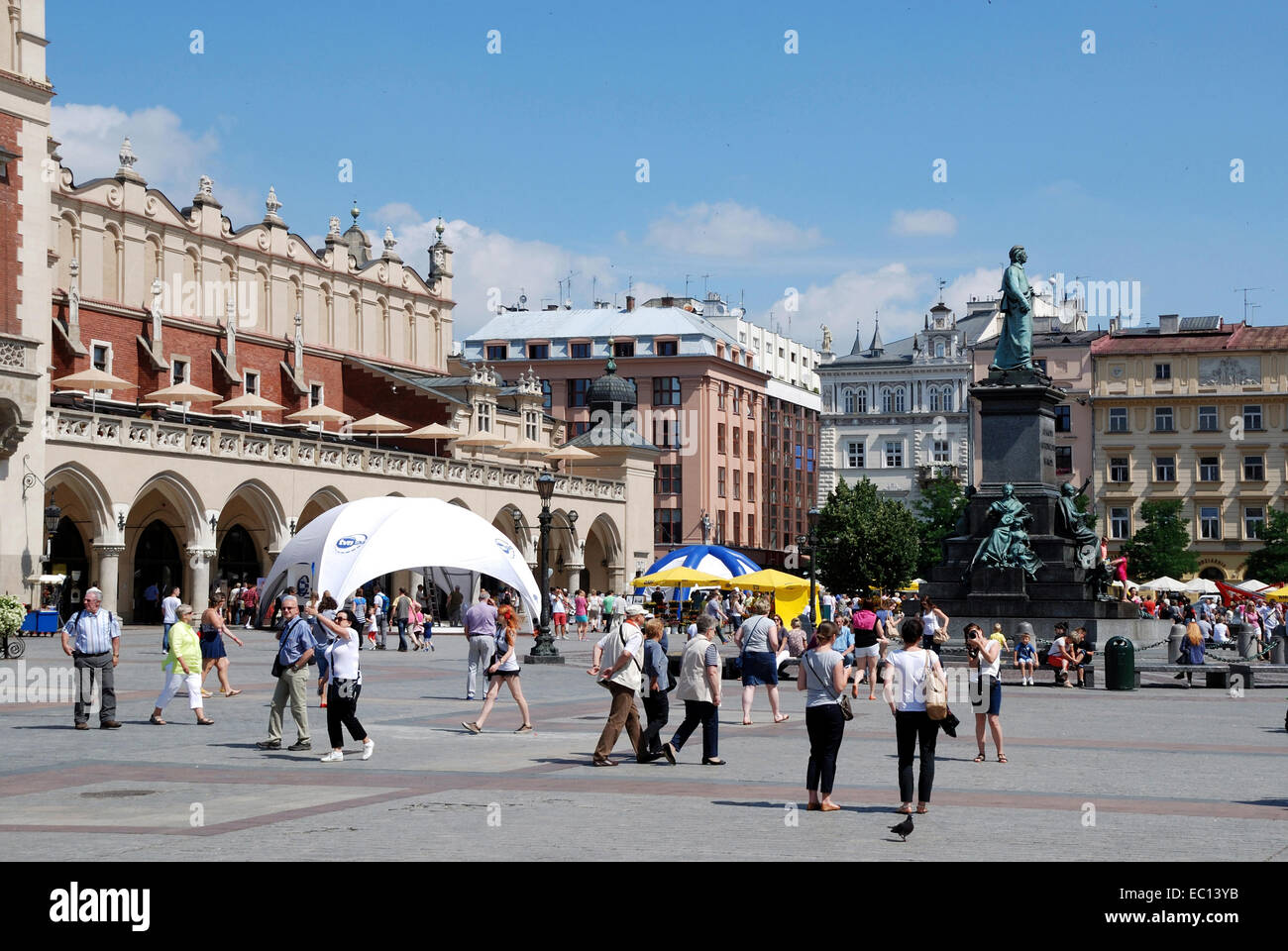 La città vecchia di Cracovia in Polonia con turisti sul mercato. Foto Stock