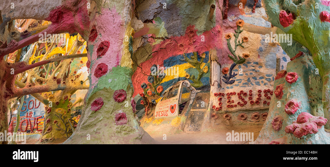 Una vista panoramica della grotta più recente capitolo della salvezza montagna una religiosità popolare sito di arte vicino Niland California Foto Stock
