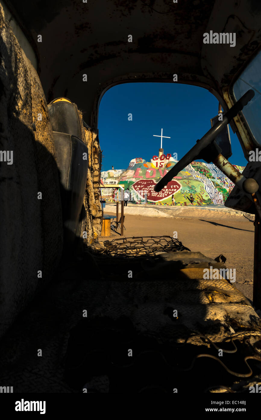 Un stile editoriale immagine della salvezza montagna una religiosità popolare sito di arte vicino Niland California Foto Stock