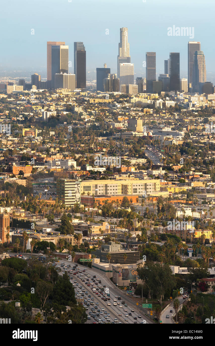 Los Angeles city skyline del centro di tutta Hollywood. Superstrada 101 con la congestione del traffico. Vista da Mulholland Drive. Foto Stock