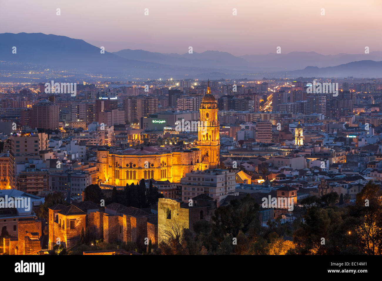 Malaga Spagna Città Vecchia con una cattedrale scenic panoramica da Gibralfaro con la Alcazaba al tramonto crepuscolo serale al tramonto Foto Stock