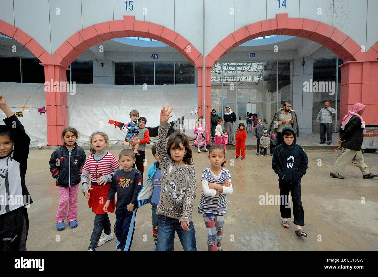Mardin, Turchia. Il 7 dicembre, 2014. 7 dicembre, 2014 - Mardin, Turchia - centinaia di rifugiati yazidi sono state vivendo in un abbandonare la stazione degli autobus di Mardin in Turchia dopo la fuga lo Stato islamico massacro in agosto. Il PKK (l'dei lavoratori del Kurdistan) rivendicazione a prendersi cura dei rifugiati dopo che le autorità turche hanno permesso la Yazidi temporaneamente a vivere nello spazio. L UNHCR ha riferito i rifugiati provenienti dall'Iraq e Siria sono in necessità critica di inverno di elementi quali coperte termiche, abbigliamento invernale e supplemento di teloni di plastica. Credito: Gail Orenstein/ZUMA filo/Alamy Live News Foto Stock