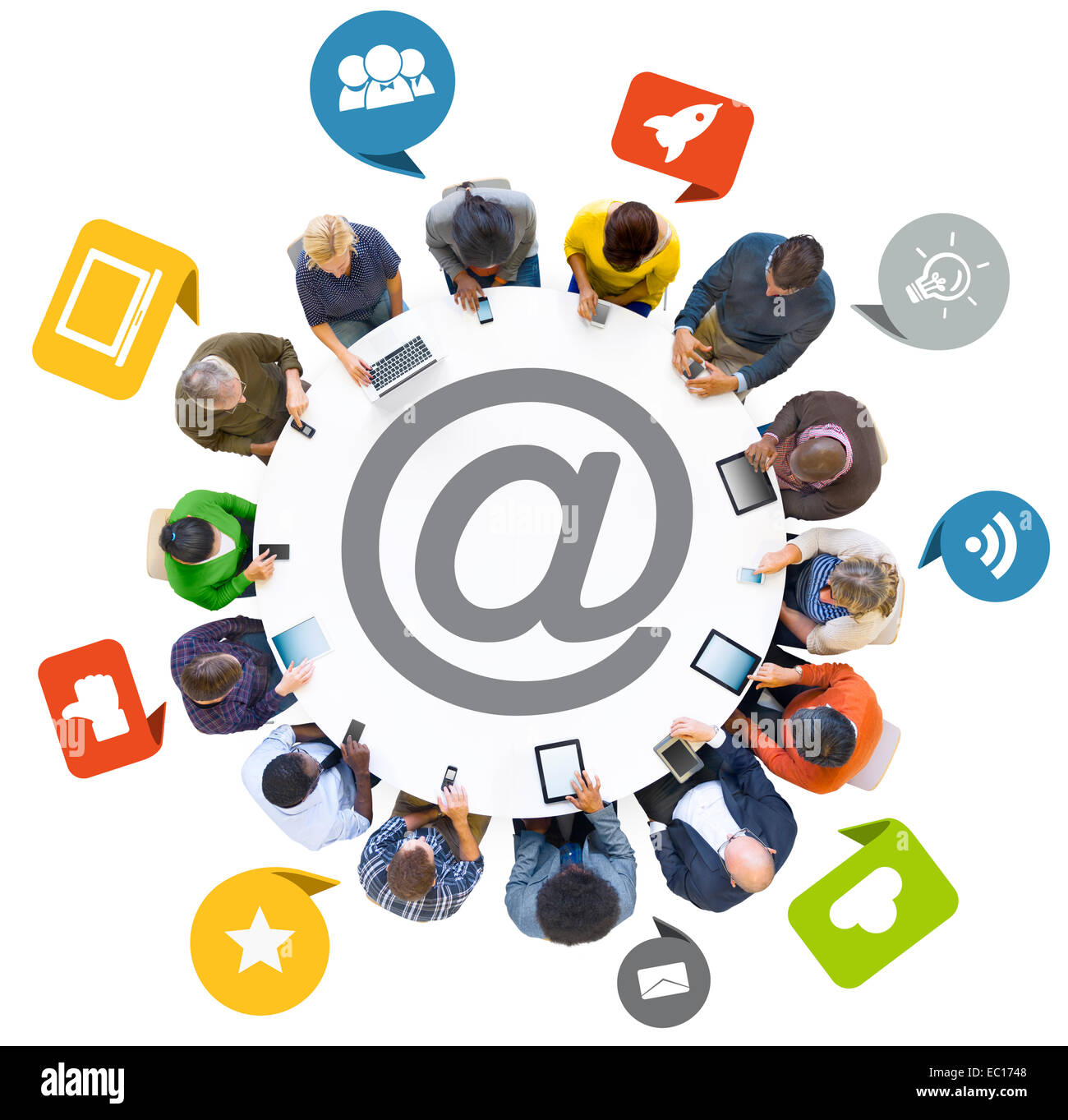 Gruppo di persone che utilizzano dispositivi digitali con i Social Media simbolo Foto Stock