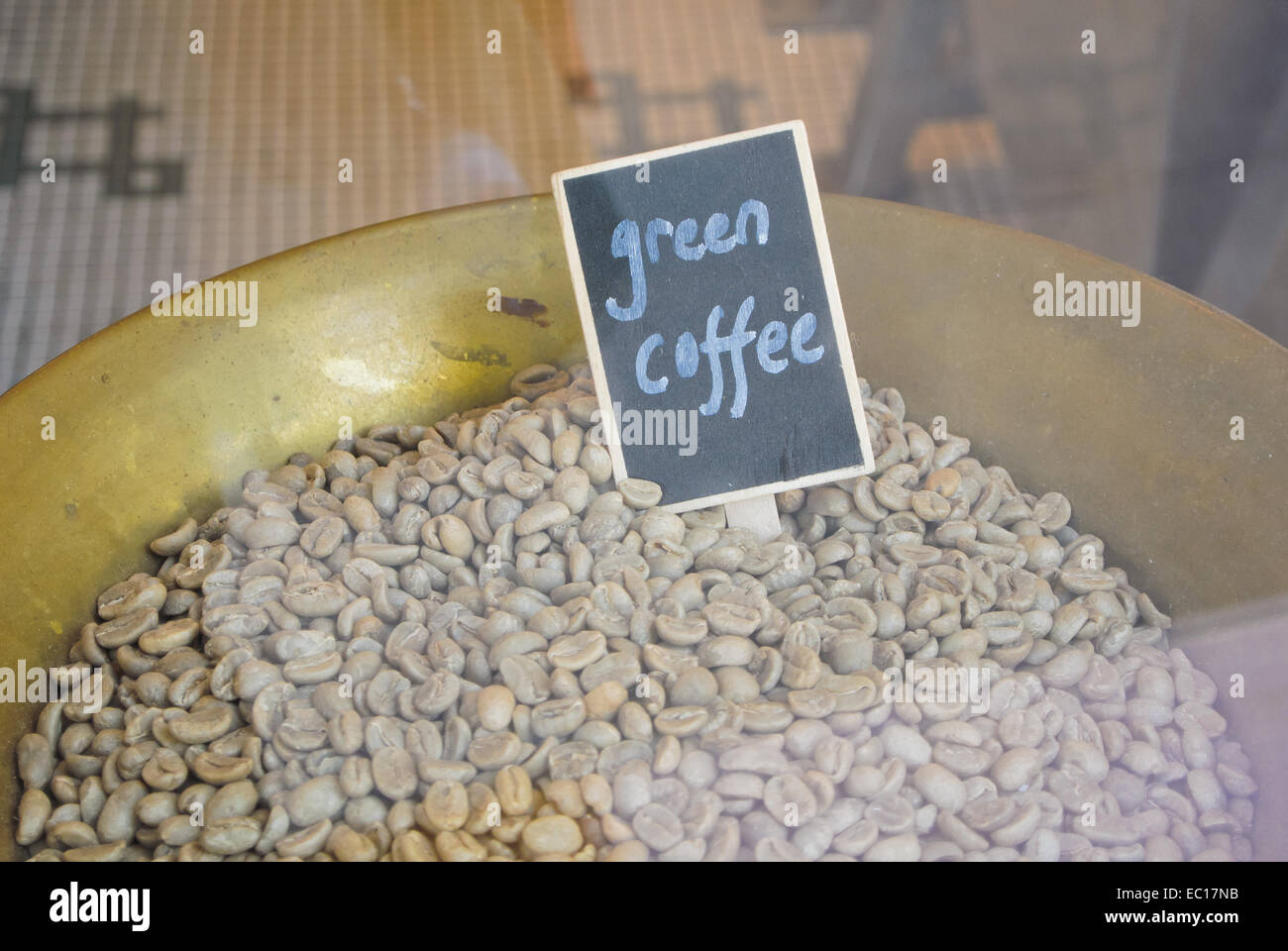 Chicchi verdi di caffè in una finestra di visualizzazione Foto Stock