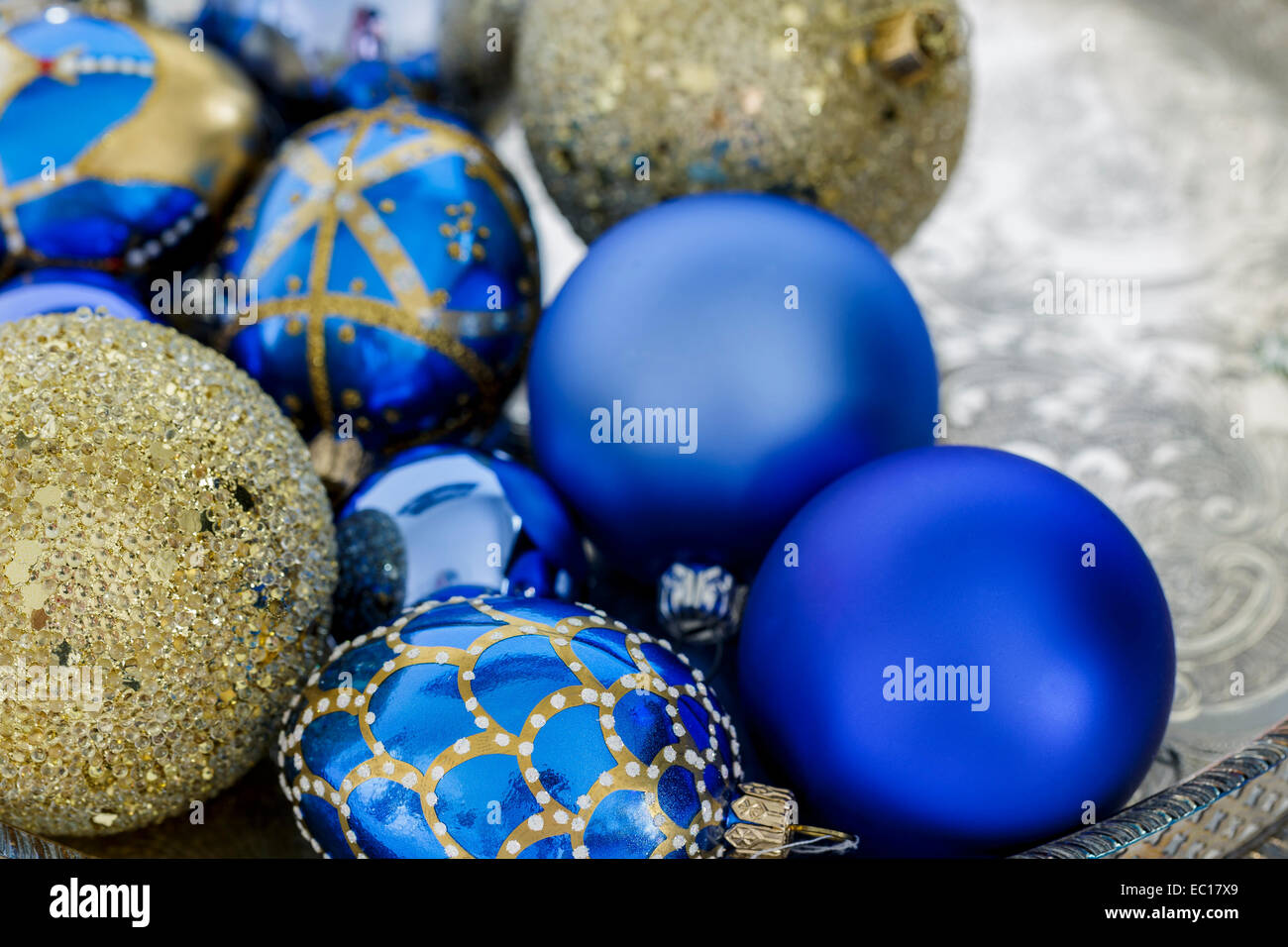 Blu e Oro per le decorazioni di Natale su un vassoio d'argento Foto stock -  Alamy