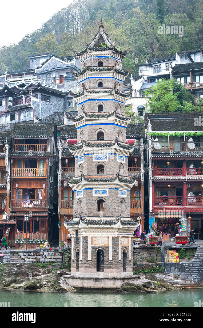 Wanming pagoda in piedi accanto al fiume tuojiang, fenghuang antica città, Cina Foto Stock