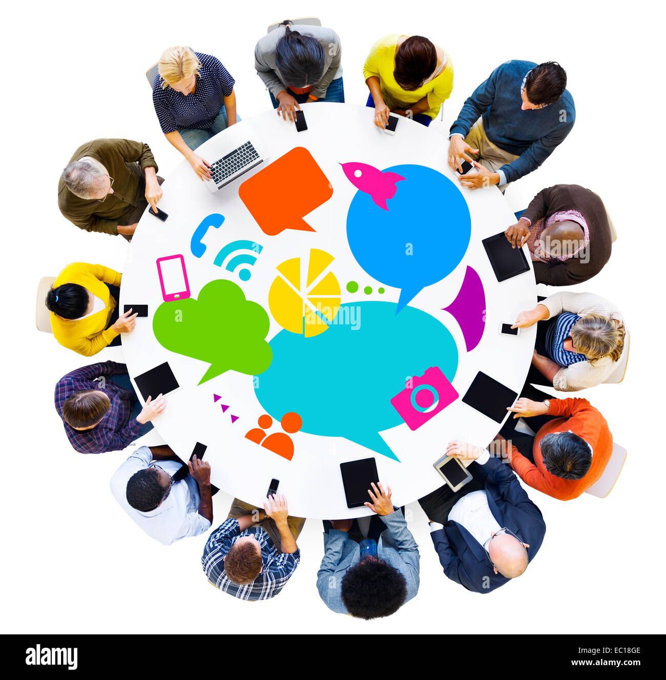 Multietnica gente che discute i Social Media con dispositivi digitali Foto Stock