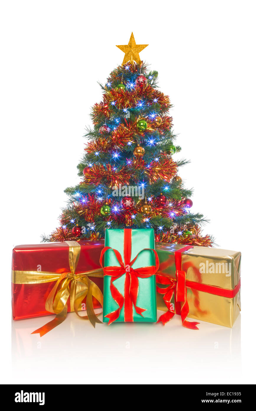 Un albero di Natale decorato con regalo presenta nella parte anteriore isolato su uno sfondo bianco. Foto Stock