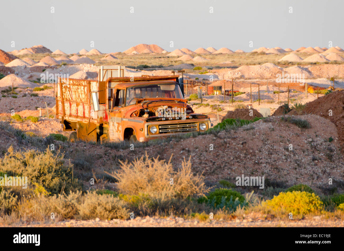 Abbandonato il carrello, miniere di opali, Coober Pedy, Sud Australia Foto Stock