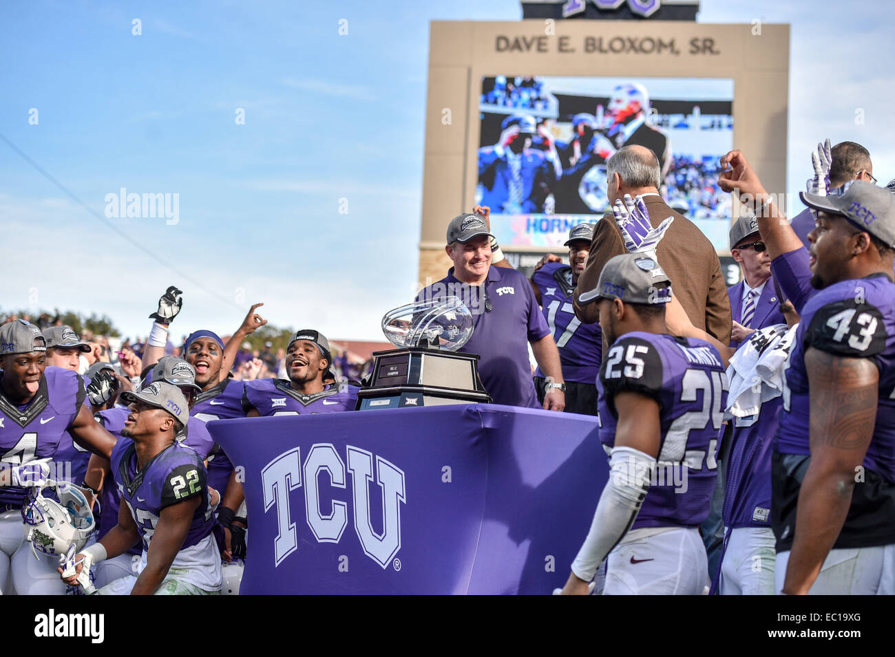 TCU giocatori celebrare e pongono con grande-12 trofeo dopo un NCAA Football gioco tra la Iowa State cicloni e il TCU cornuto rane Sabato dicembre 06th, 2014, a Amon G. Carter Stadium di Fort Worth, Texas. Foto Stock